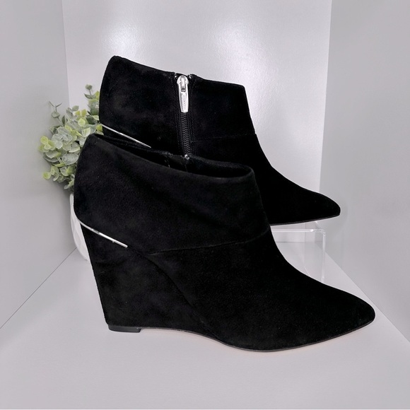 Coach Women’s Oakdale Sleek Design Black Suede Ankle Booties Size 9 - Picture 2 of 12